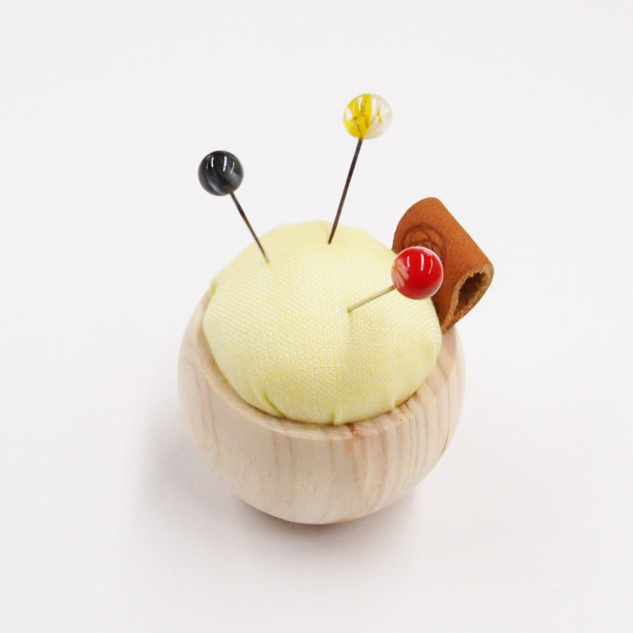 とんぼ玉の待針とヒノキのピンクッションネックレスセット
