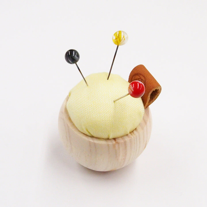 とんぼ玉の待針とヒノキのピンクッションネックレスセット